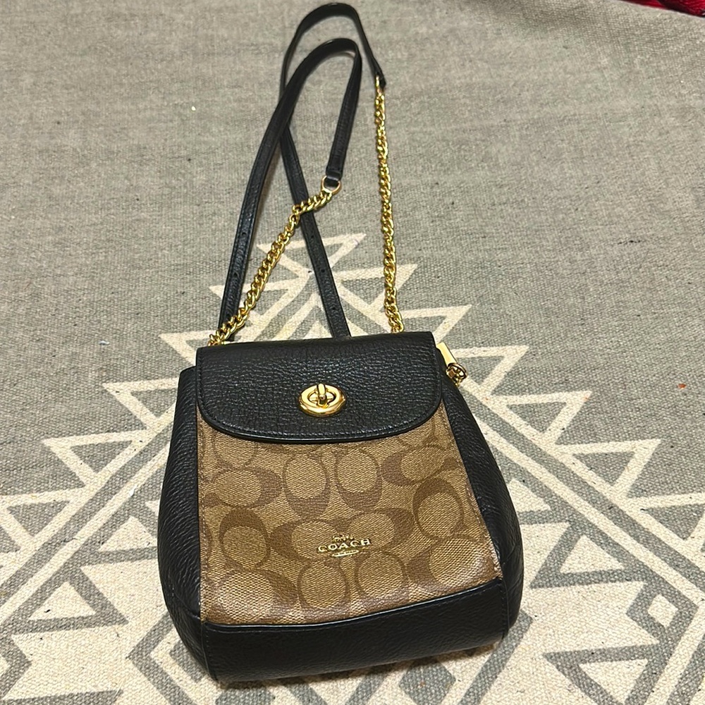 Coach- CONVERTIBLE MINI BACKPACK IN SIGNATURE CANVAS
GOLD/KHAKI/BLACK